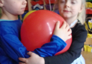 Blanka z Filipem w tańcu z balonem.